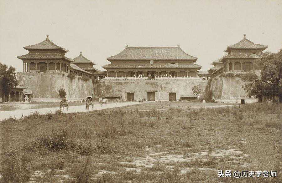 1900年紫禁城老照片：图4是真正的大内侍卫，图9列强们轮流坐龙椅